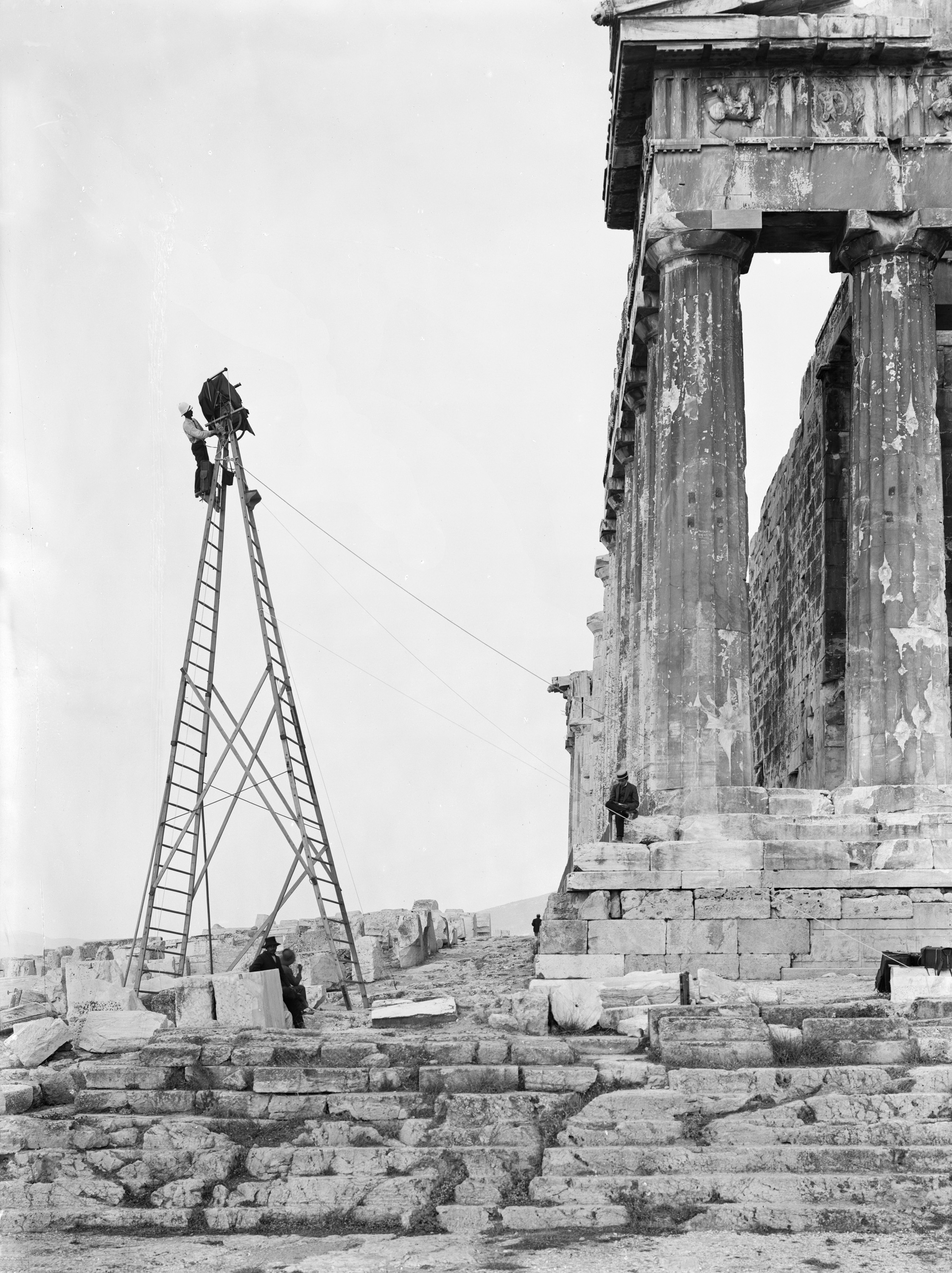 Ο Φρεντ Μπουασονά φωτογραφίζοντας τον Παρθενώνα, 1907  ©ΥΠΠΟ-ΥΠΟΥΡΓΕΙΟ ΠΟΛΙΤΙΣΜΟΥ / Δικαιώματα αρχείου: MOMus-Μουσείο Φωτογραφίας Θεσσαλονίκης