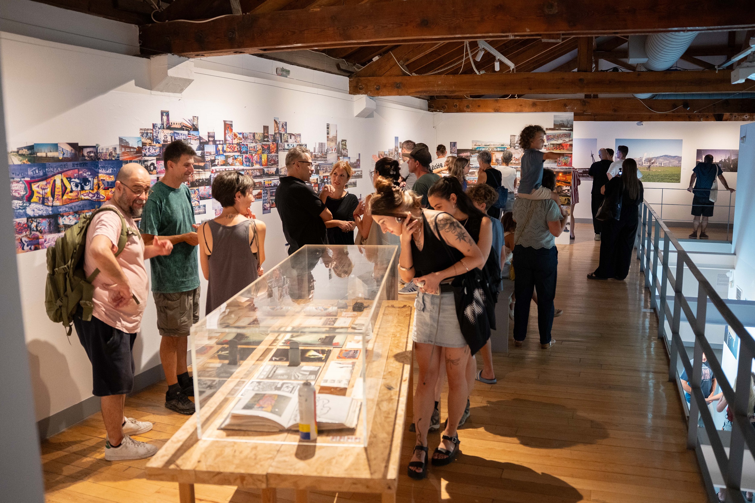 Finissage | Γνωρίζουμε τον Ορέστη Πάγκαλο και ξεναγούμαστε στην έκθεση «Έργα, γκραφίτι, αρχείο»