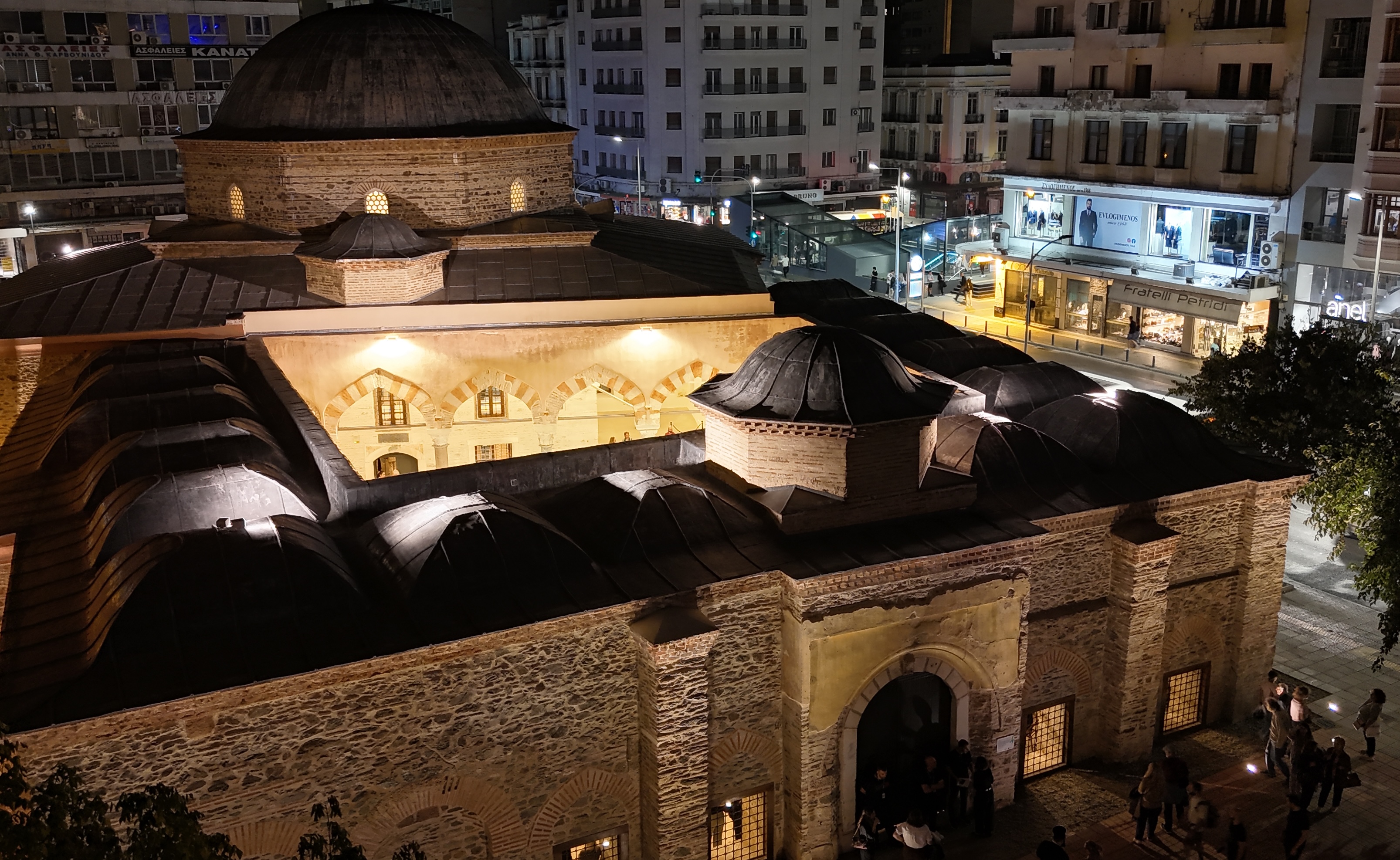 Το τέμενος Χαμζά Μπέη «Αλκαζάρ» ανοίγει ξανά για το κοινό, με την έκθεση «Θεσσαλονίκη: Το Αποτύπωμα της Μετάβασης (1960–1980). Μέσα από τις φωτογραφίες του Pete Marifoglou»